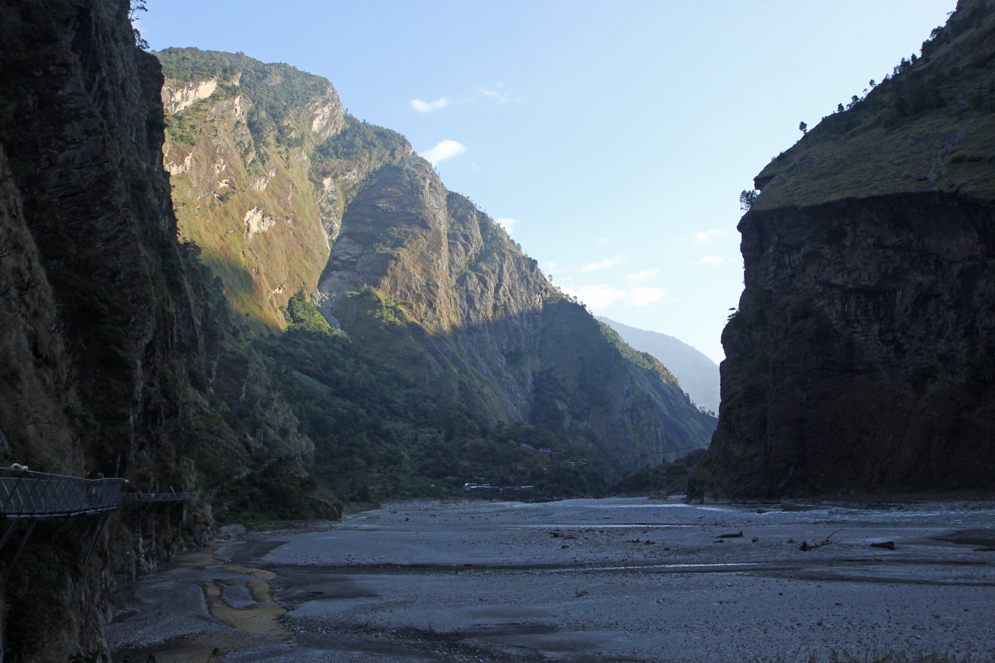 The Budhi Gandaki gorge between Yaru Bagar and Jagat